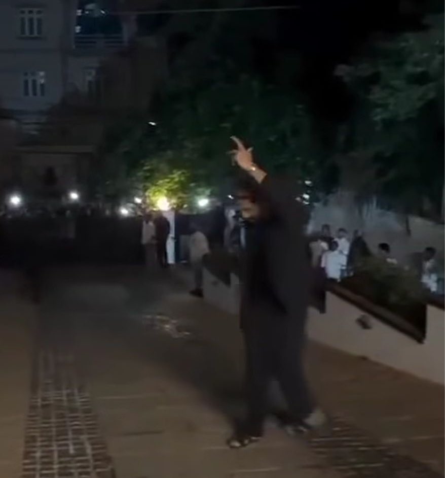 𝐈𝐧𝐬𝐚𝐧𝐞𝐈𝐜𝐨𝐧 tweet media