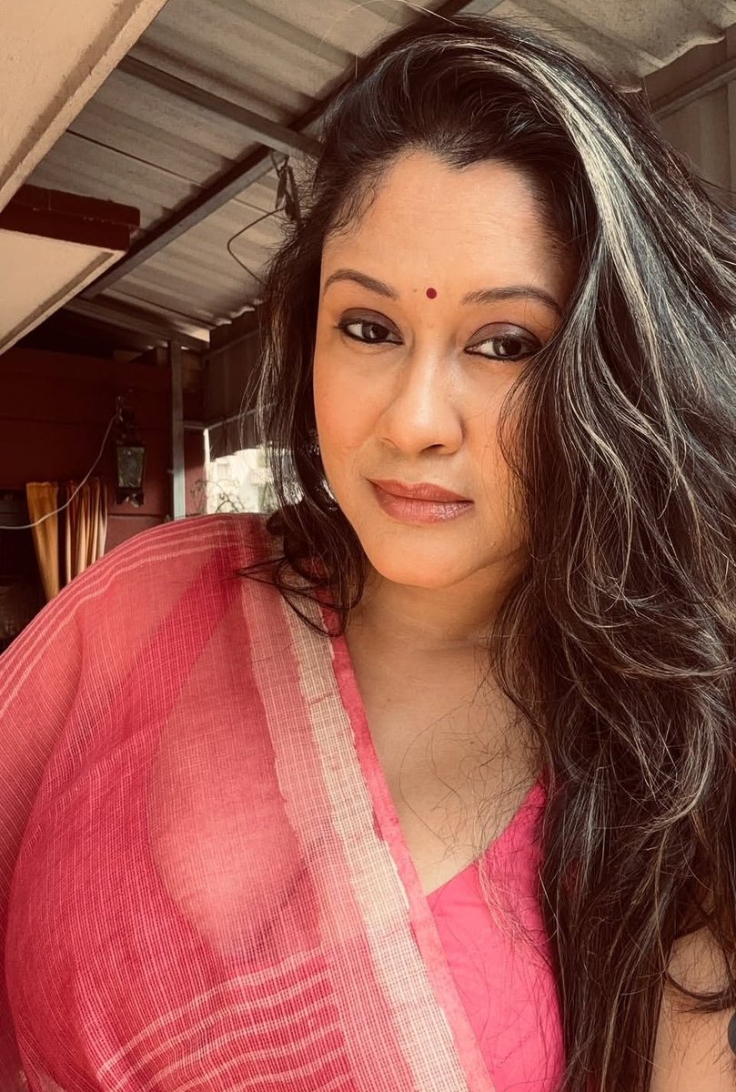 मेरा किरदार बिना तेरे इश्क के जचेगा क्या,
खुद से तुम्हें हटा दूं तो मेरे पास कुछ बचेगा क्या..!
#नव_नीता