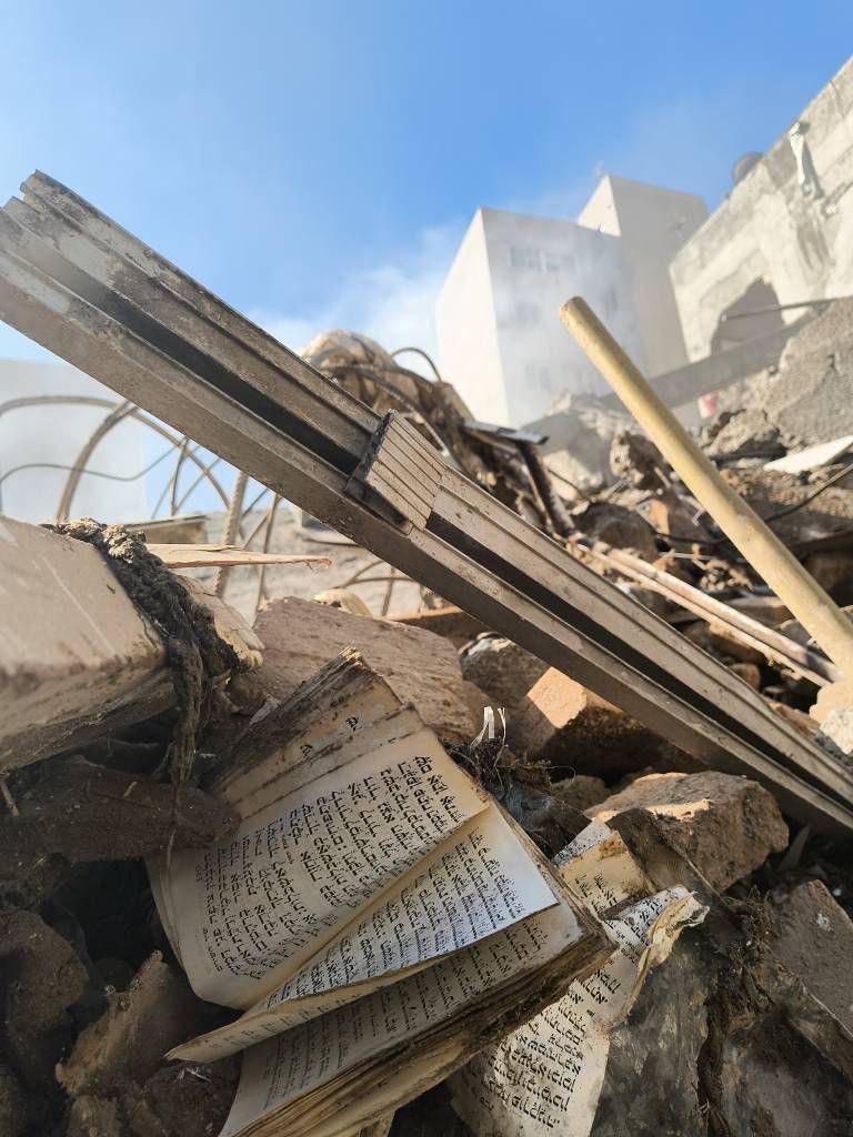 #USrael destruyó una histórica sinagoga Rafieinia en el corazón de Teherán y profanó rollos de la Torá.

Este despreciable crimen de guerra fue cometido durante las festividades judías, según informó Homayoun Sameyah, representante de la comunidad judía de Irán en el Parlamento.