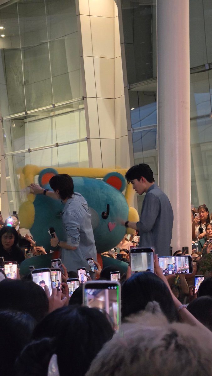 BESEAN7's tweet photo. ความรู้สึกบางอย่าง มันยากที่อธิบายเป็นคำพูด คำว่าตลอดไปนานเกินceและไม่แน่นอน แค่เอาตอนที่อยู่ตรงหน้า จะตั้งใจรักให้ดีที่สุด ภูมิใจที่เป็นส่วนหนึ่งในนี้  PONDPHUWIN FANIVAL FANSIGN

#GMMTVFANIVAL2026xPondPhuwin #ppnaravit #phuwintang #ปอนด์ภูวินทร์ https://t.co/XigdTPdkVT