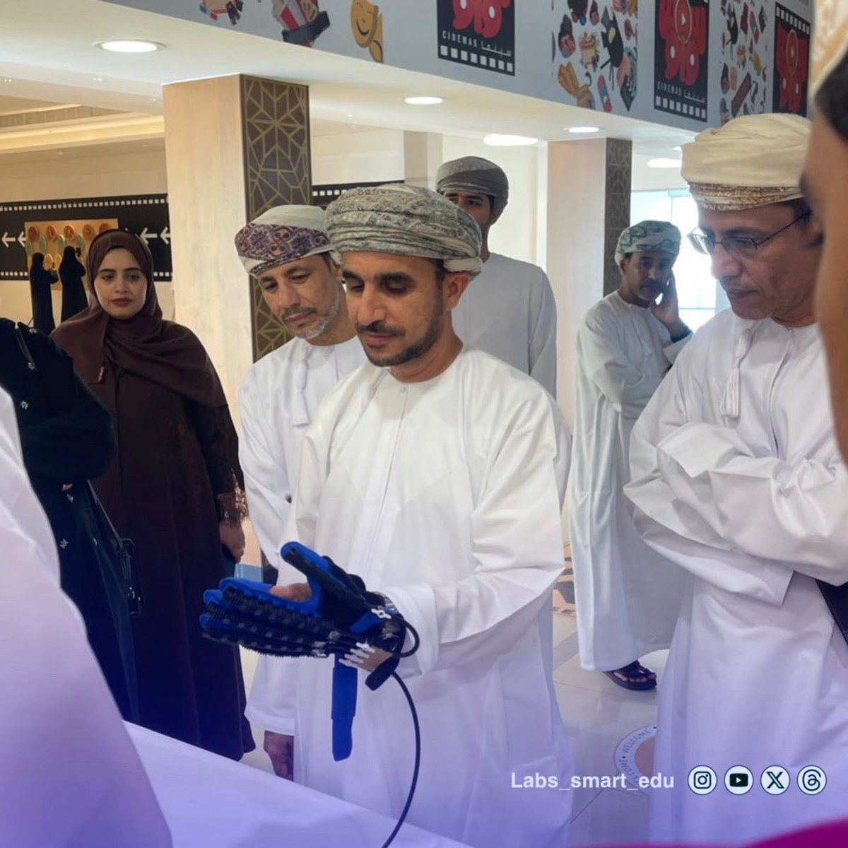 labs_Smart_edu's tweet photo. ♦️تحت رعاية سعادة السيد طارق بن محمود البوسعيدي والي ولاية بركاء ، شاركت جماعة سحبان وائل للابتكار والبحث العلمي وشركة محلول الطلابية بإشراف الأستاذ عبد الله الخميسي فني مختبر علوم بمدرسة سحبان وائل  في معرض مدارات الابتكار والذي تنظمه لجنة الابتكار وريادة الأعمال بنادي الشباب ، وكذلك تشرف الركن بزيارة وكيل الوزارة للتعليم سعادة الدكتور بدر بن حمود الخروصي.
#فعاليات_تعليمية_جنوب_الباطنة 
#المختبرات_الذكية_التعليمية