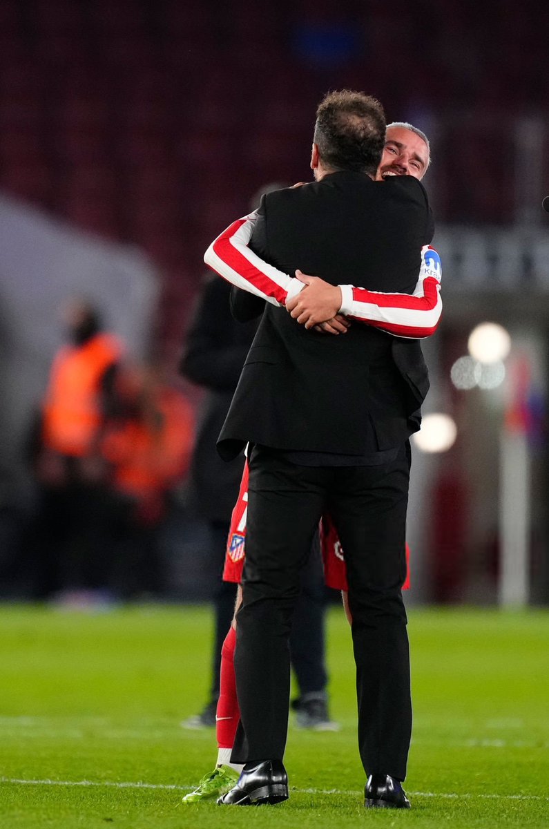 IvaanBlanco26's tweet photo. Esto que le dice Simeone a Griezmann:

"Quedan 8 partidos de Liga, queda 1 partido más de Copa del Rey... Y si Dios quiere, vamos a jugar 5 partidos más de Champions. Asíque te invito a que sigas disfrutando, te quiero mucho, si hoy estaría aquí cualquier hincha del Atlético de Madrid... Te estaría diciendo las mismas palabras".

Pffffff, me ha puesto muy nervioso.
