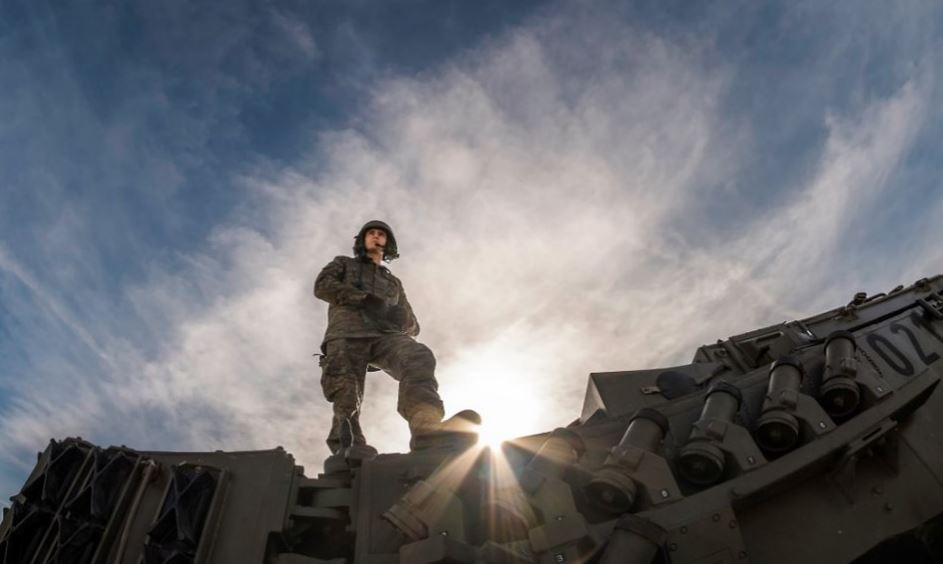 EjercitoTierra's tweet image. 🌙 #BuenasNoches, ¿Qué es para los militares del #EjércitodeTierra el SENTIDO DEL DEBER?
✔️ Cualidad que impulsa al militar al cumplimiento exacto de sus obligaciones, guiado siempre por el honor, la disciplina y el compromiso con #España🇪🇸.
✔️ Es dar lo mejor de uno mismo cada