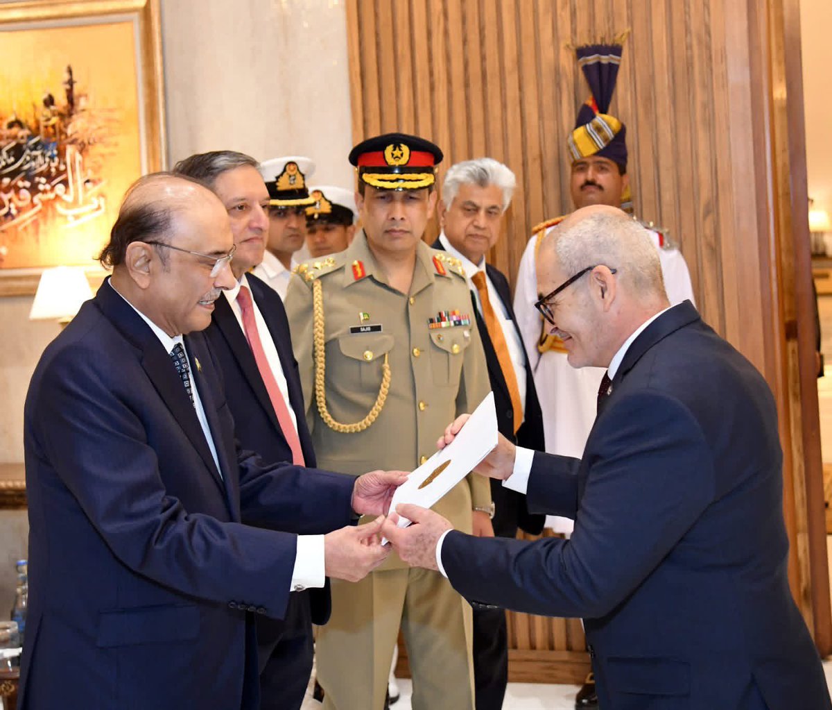 En ceremonia oficial Damián Cordero Torres, presentó al Honorable presidente de Pakistán 🇵🇰, Asif Ali Zardari, las Cartas Credenciales que lo acreditan como Embajador Extraordinario y Plenipotenciario de Cuba 🇨🇺 ante la República Islámica de Pakistán.

🔗: cubaminrex.cu/es/embajador-d…