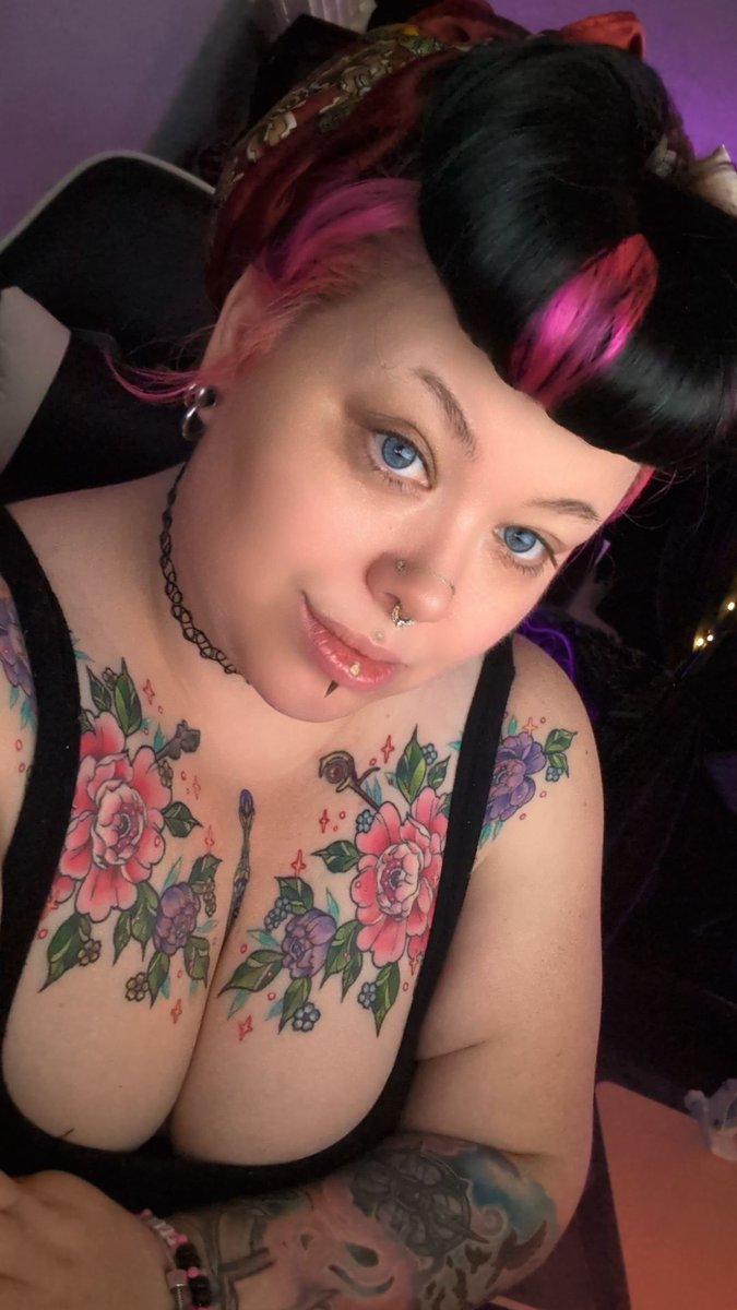 The_Alt_Zee's tweet photo. In the middle of getting ready 
#goth #brat #tattoo https://t.co/xcFpsY7gfG
