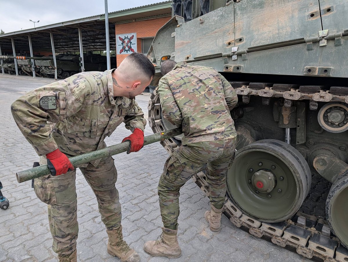EjercitoTierra's tweet image. 🌙 #BuenasNoches, ¿Qué es para los militares del #EjércitodeTierra el SENTIDO DEL DEBER?
✔️ Cualidad que impulsa al militar al cumplimiento exacto de sus obligaciones, guiado siempre por el honor, la disciplina y el compromiso con #España🇪🇸.
✔️ Es dar lo mejor de uno mismo cada