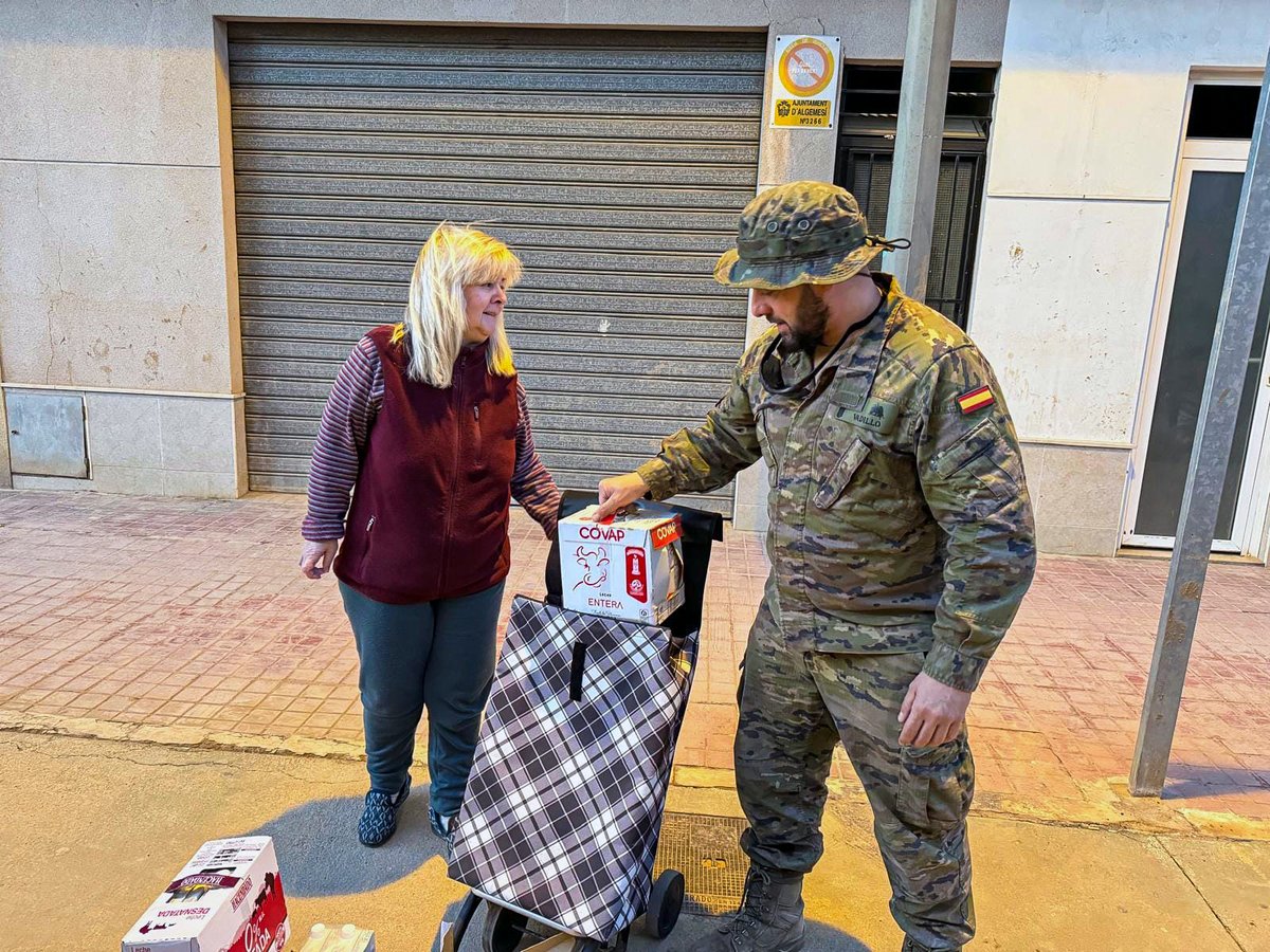EjercitoTierra's tweet image. 🌙 #BuenasNoches, ¿Qué es para los militares del #EjércitodeTierra el SENTIDO DEL DEBER?
✔️ Cualidad que impulsa al militar al cumplimiento exacto de sus obligaciones, guiado siempre por el honor, la disciplina y el compromiso con #España🇪🇸.
✔️ Es dar lo mejor de uno mismo cada