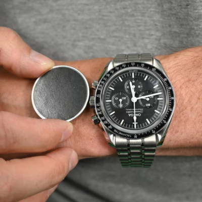 core77's tweet image. This Heir gadget, by tech startup Ganance, is a little tracking disc that slips onto the back of an analog watch. View the full content here c77.in/vth?utm_source… #Smartwatch #WearableTech #AnalogWatch #TechGadgets #Innovation