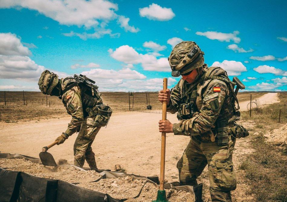 EjercitoTierra's tweet image. 🌙 #BuenasNoches, ¿Qué es para los militares del #EjércitodeTierra el SENTIDO DEL DEBER?
✔️ Cualidad que impulsa al militar al cumplimiento exacto de sus obligaciones, guiado siempre por el honor, la disciplina y el compromiso con #España🇪🇸.
✔️ Es dar lo mejor de uno mismo cada