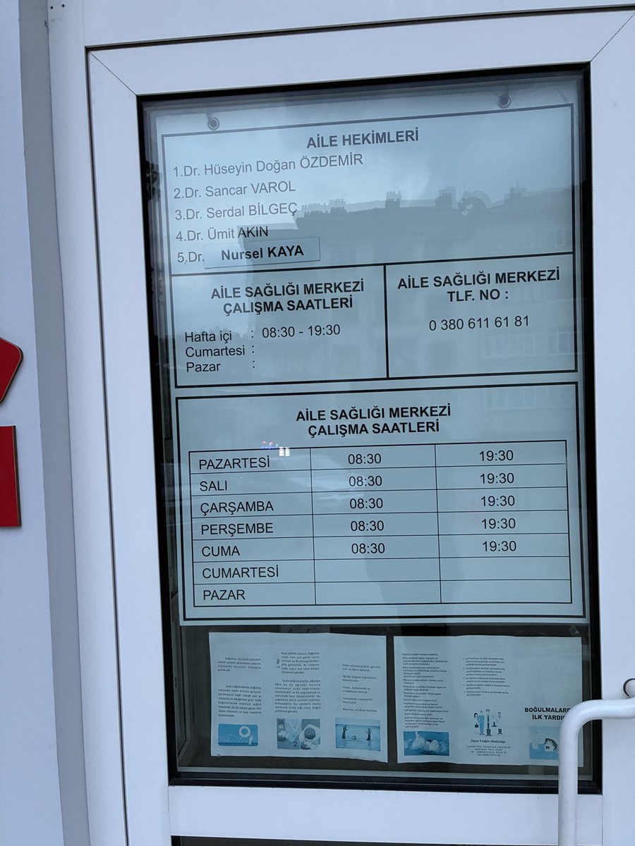 oguzbey81's tweet photo. Mesai bitiş saati 19:30 yazmasına rağmen 19:20 de temizlik personeli dahi sağlık ocağında yoktu ve kilitliydi. Ambulansta görevli arkadaşlara sordum neden kapalı diye , hasta olmadığı için doktorlar 18:30 da giderler dedi. Şimdi size soruyorum orası bakkal mı ki müşteri beklesin? https://t.co/x6V532NkKk