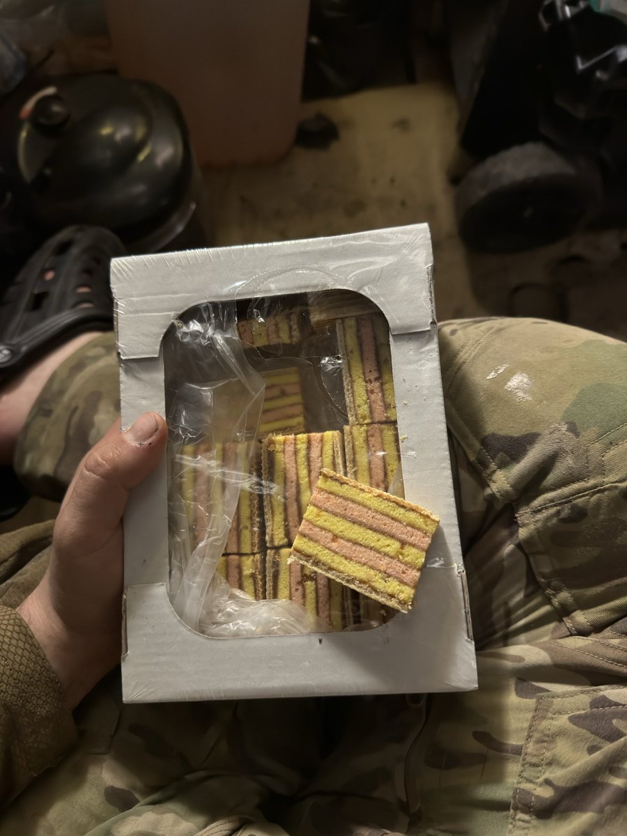 Родом з Житомирщини, одружився на галичанці, але їм в посадці Донбасу харківське печиво, що купив в павлоградському варусі. Я люблю Україну!