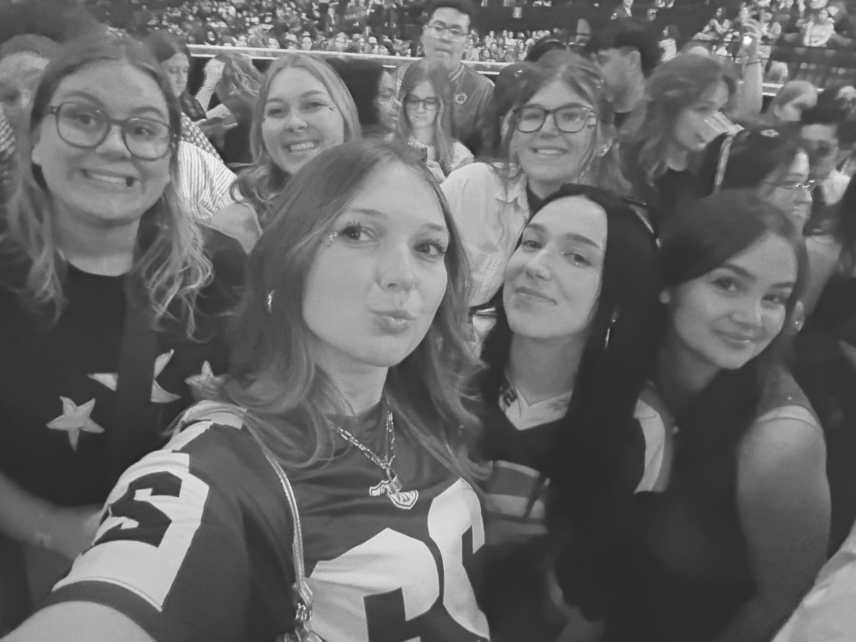 ⭑ lynn on tour ✮ tweet media