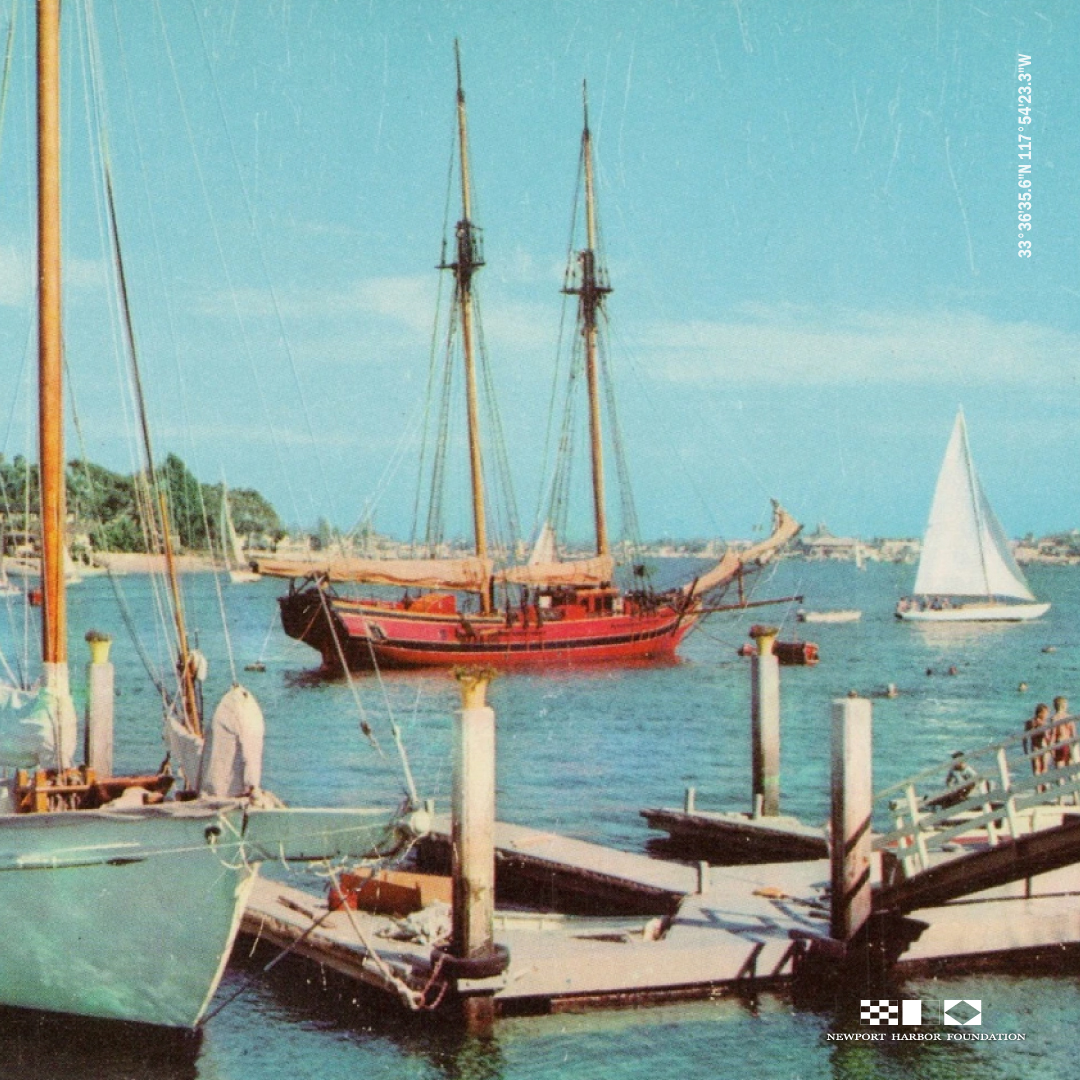 NwprtHrbrFndtn's tweet image. A classic shot taken from Bayshores Beach towards the Balboa Pavilion, with the relatively undeveloped Harbor Island beyond the schooner.

#NewportHarborFoundation #NewportBeach #NewportHarbor #ILoveNewportHarbor