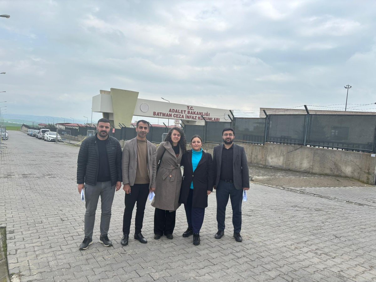 batmanbarosuin1's tweet photo. Merkeza me tevî Komeleya Mafên Mirovan û Komeleya Hiqûqnasên ji bo Azadîyê ra, 03/04/2026an li Girtîgeha Bi Tîpa T ya Batmanê, Girtîgeha Bi Ewlehîya Bilind a Batmanê û Girtîgeha Vekirî ya Batmanê ji bo tesbîtkirin û raporkirina binpêkirinên mafan bi mehkûman ra hevdîtin pêk anîn. https://t.co/xKI7uIEQiC