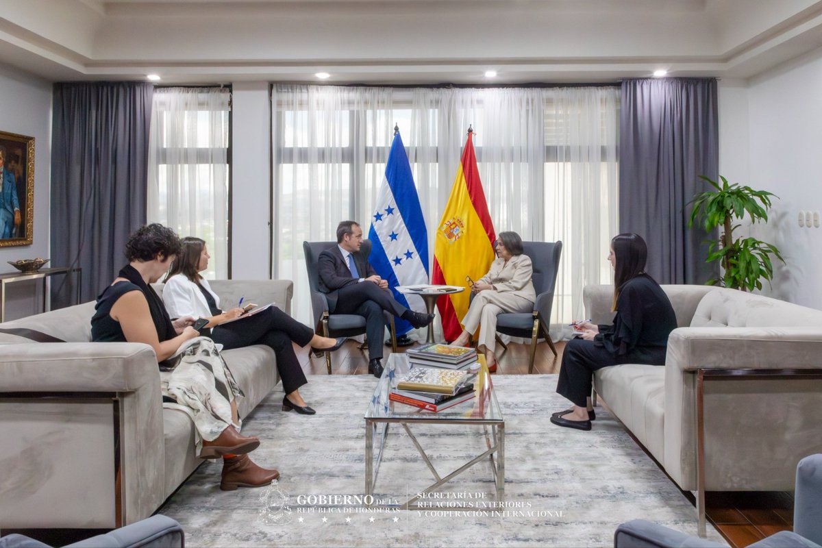CancilleriaHN's tweet photo. 🇭🇳🤝🇪🇸|| 𝗖𝗮𝗻𝗰𝗶𝗹𝗹𝗲𝗿 𝗔𝗴ü𝗲𝗿𝗼 𝗿𝗲𝗰𝗶𝗯𝗲 𝗖𝗼𝗽𝗶𝗮𝘀 𝗱𝗲 𝗘𝘀𝘁𝗶𝗹𝗼 𝗱𝗲 𝗚𝘂𝗶𝗹𝗹𝗲𝗿𝗺𝗼 𝗘𝘀𝗰𝗿𝗶𝗯𝗮𝗻𝗼 𝗘𝗺𝗯𝗮𝗷𝗮𝗱𝗼𝗿 𝗱𝗲𝘀𝗶𝗴𝗻𝗮𝗱𝗼 𝗱𝗲 𝗘𝘀𝗽𝗮ñ𝗮 𝗲𝗻 𝗛𝗼𝗻𝗱𝘂𝗿𝗮𝘀

Con el propósito de fortalecer las relaciones con la hermana nación de España, la Canciller Mireya Agüero recibió las Copias de Estilo de Don Guillermo Escribano Manzano, designado como Embajador Extraordinario y Plenipotenciario del Reino de España en Honduras.

Esta entrega remarca los lazos históricos de amistad y cooperación entre ambas naciones, consolidando los vínculos bilaterales.

Honduras y España reiteran su compromiso de continuar impulsando una agenda conjunta orientada al desarrollo, la cooperación y el bienestar de sus pueblos, sobre la base del respeto mutuo y los intereses compartidos.