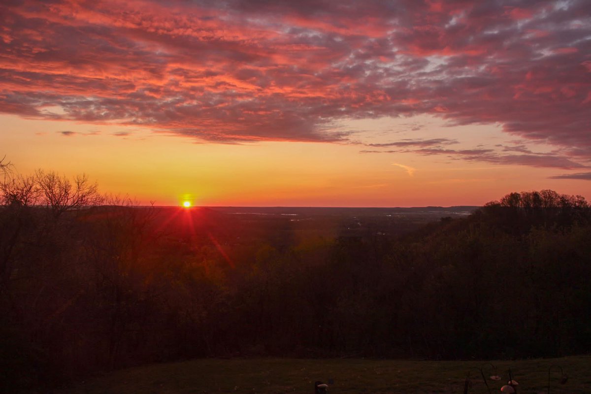 MarcWeinbergWX's tweet photo. We had a beautiful sunrise this morning. The mid level clouds made a fantastic canvas to show off the beautiful, warm orange and pink colors this morning in Shepherdsville, KY! 😮 

Sent to me by Devona Wells. https://t.co/EYAOGaB2zQ