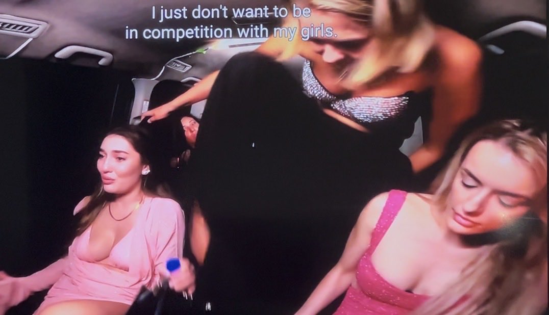 esteco2's tweet image. Jenna can see exactly what Alesia is doing and Eddy acting  like he’s shocked when Alesia literally told him to not be with Jenna is fucked up from both of them! They belong together and leave Jenna alone #BelowDeckDownUnder