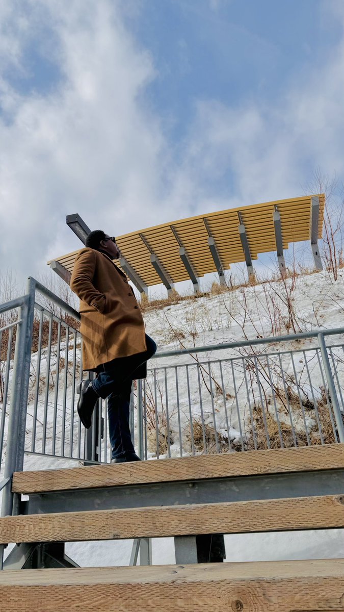 « À l’ère du bruit et des trahisons faciles, rester digne est un acte de résistance. Je préfère la solitude honnête à la compagnie intéressée. 
La liberté commence là où cesse la mendicité du respect. » PC Parody

Avançons