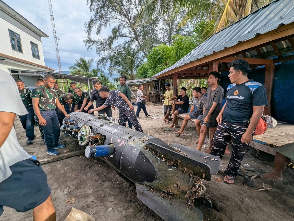 Harry_Boone's tweet image. Pêche au gros en Malaisie ! 
Du beau drone chinois