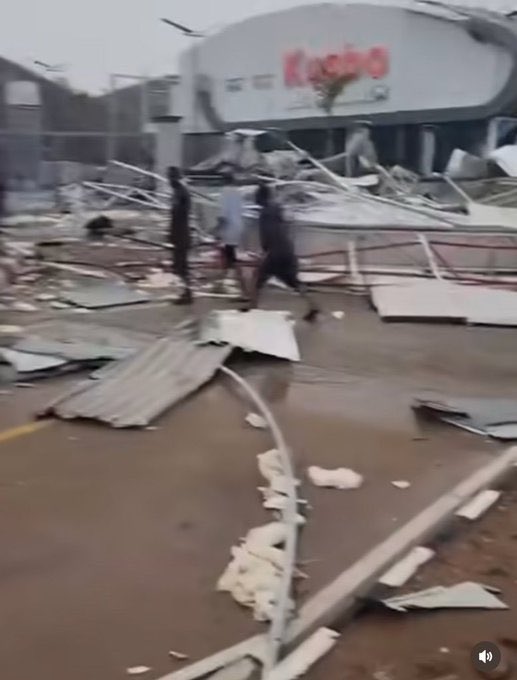 Chigozieialex's tweet photo. Hours after the FCT Minister visited a collapsed hotel in Jikwoyi and ordered arrests, his own ₦51 billion Kugbo Bus Terminal is now severely damaged by rain, roof sections down, debris on the highway, massive gridlock.

Billions spent on a "world-class" terminal that can't withstand basic rain? This is what incompetence looks like. Abuja commuters deserve better infrastructure, not expensive failures!