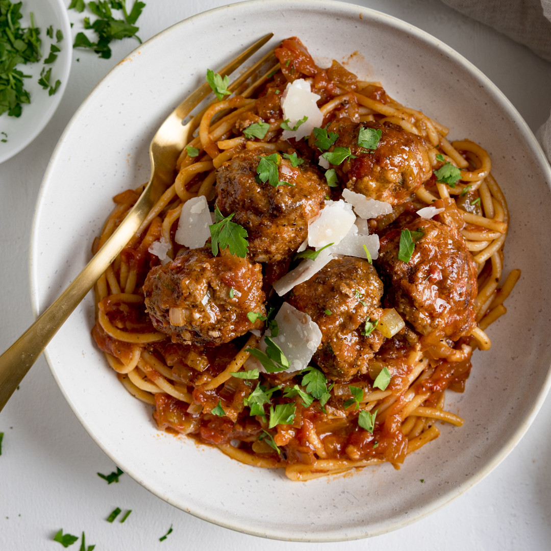 KitchenSanc2ary's tweet image. Spaghetti and Meatballs all made in ONE pan. The meatballs are juicy with a light crust, and the spaghetti absorbs so much flavour whilst it cooks in the tomato ragu. 
kitchensanctuary.com/one-pan-spaghe…
#Foodie #onepan #familydinnerideas