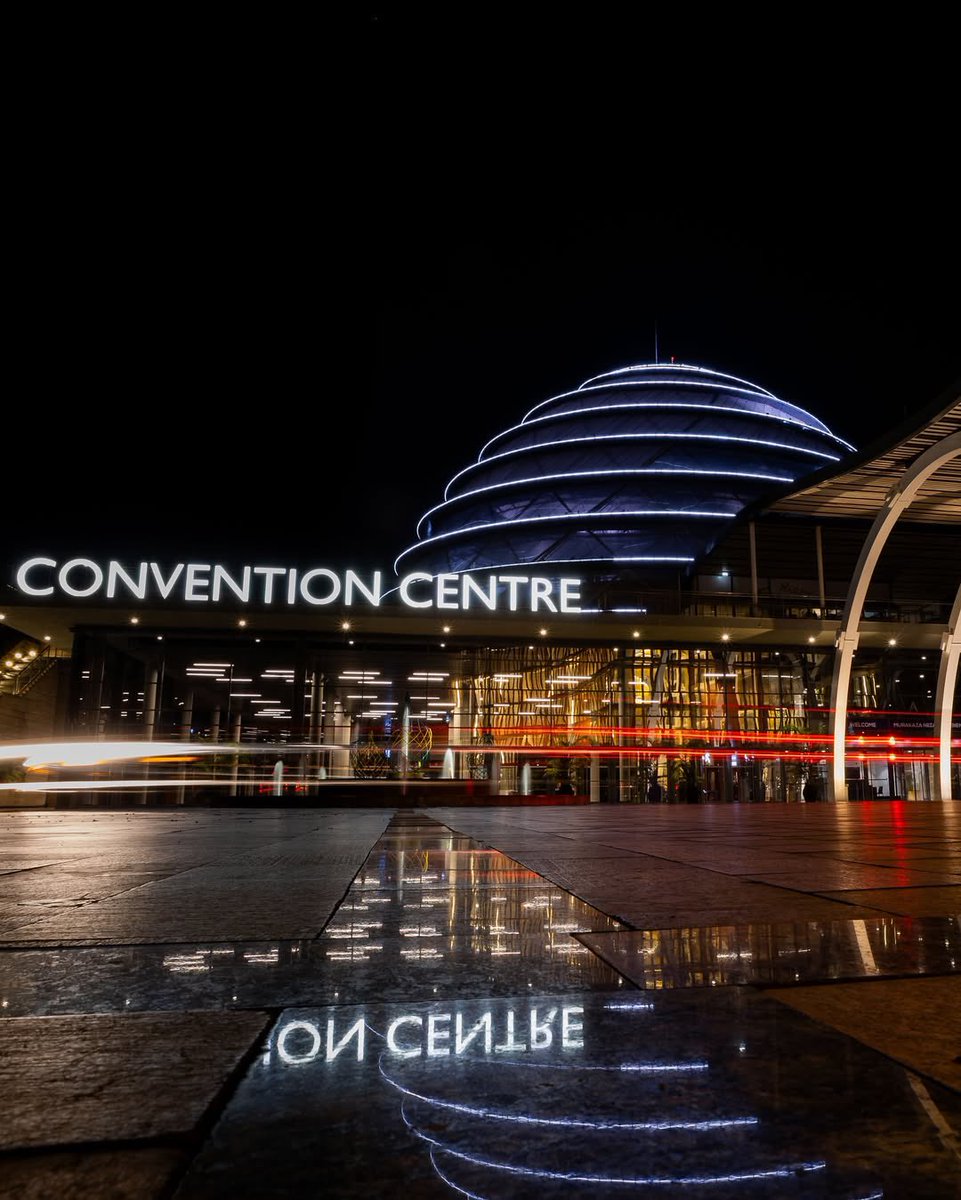 Inyubako ya Kigali Convention Center yatse ibara rya 'Grey' rishushanyije mu mubare 32 nk'ikimenyetso cyo #Kwibuka32 .