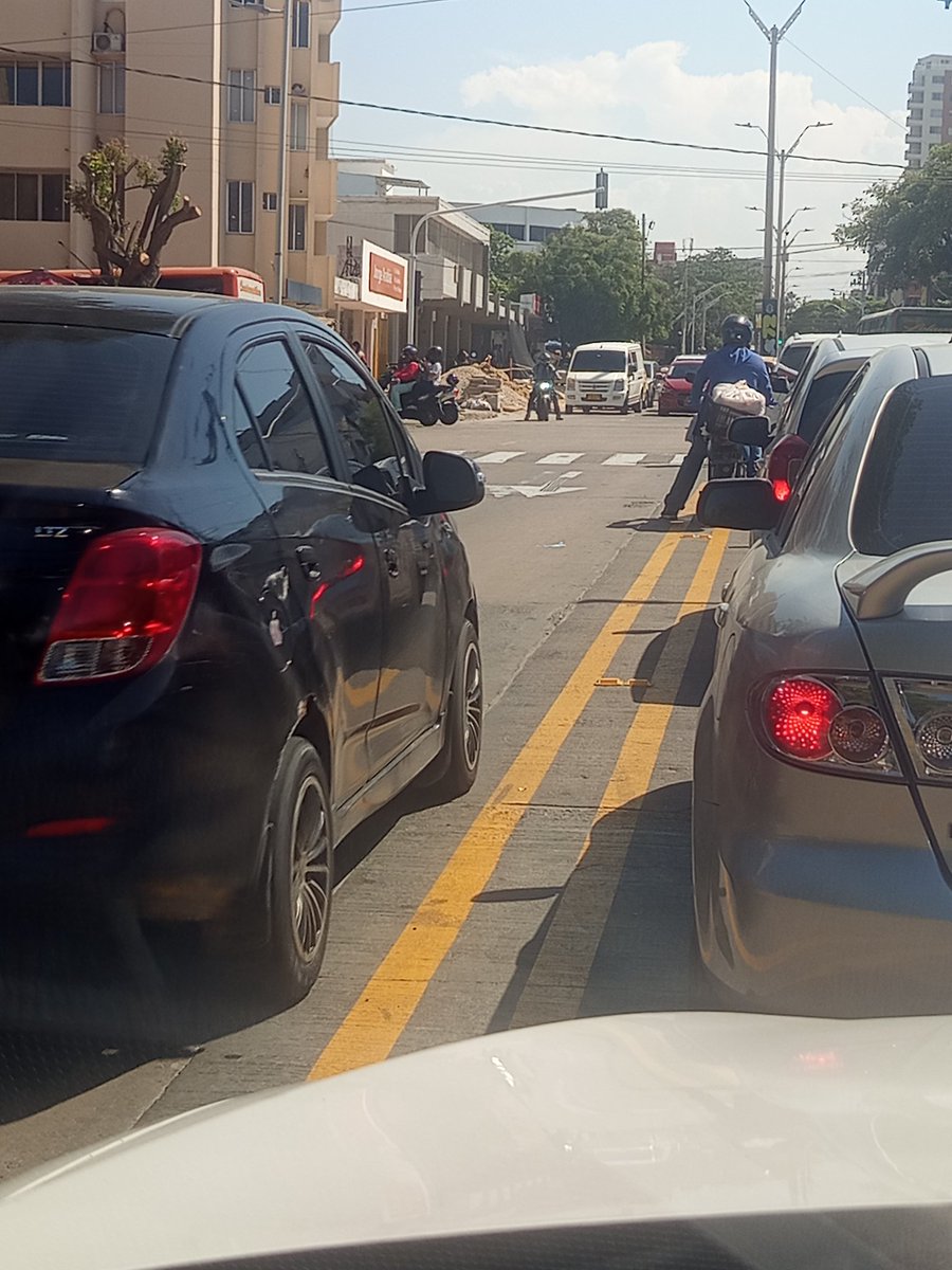 JAVIERCALIXTO's tweet photo. @alcaldiabquilla Interesante apuesta del alcalde por la cultura vial de los barranquilleros con el nuevo diseño de la Calle 72. Desafortunadamente la cultura vial en Bquilla está: "A otro nivel"! 
Intersección Cra 44 Clle 72. https://t.co/LBuXmBp2zr