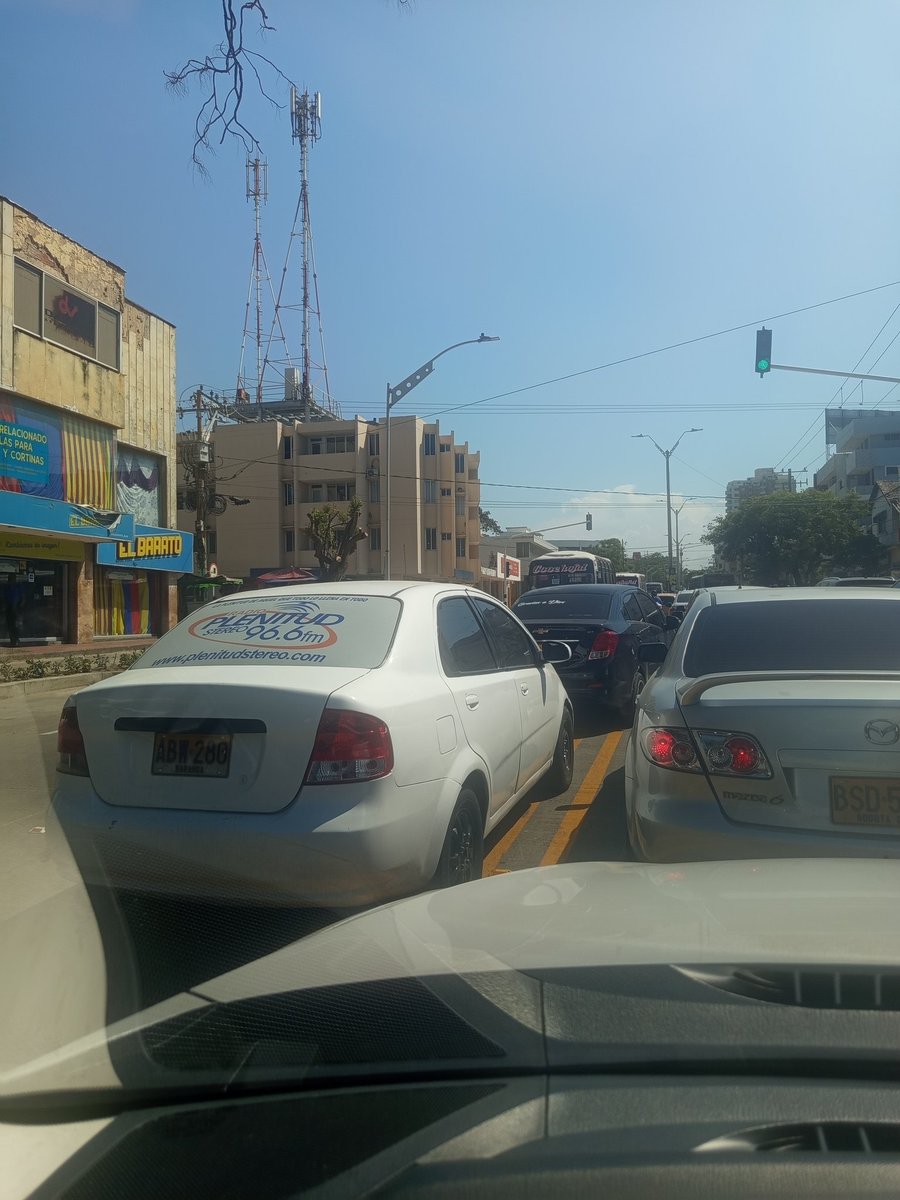 JAVIERCALIXTO's tweet photo. @alcaldiabquilla Interesante apuesta del alcalde por la cultura vial de los barranquilleros con el nuevo diseño de la Calle 72. Desafortunadamente la cultura vial en Bquilla está: "A otro nivel"! 
Intersección Cra 44 Clle 72. https://t.co/LBuXmBp2zr
