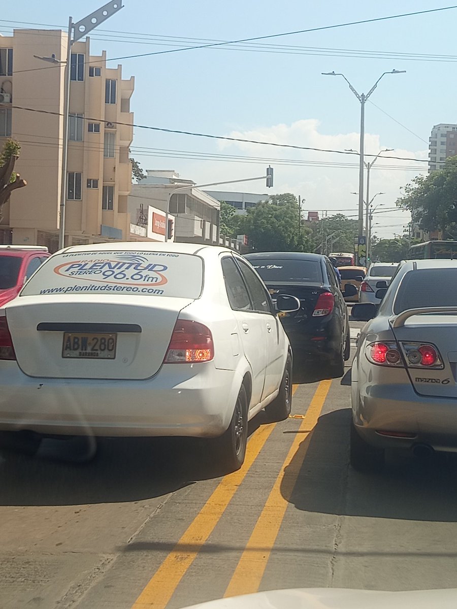 JAVIERCALIXTO's tweet photo. @alcaldiabquilla Interesante apuesta del alcalde por la cultura vial de los barranquilleros con el nuevo diseño de la Calle 72. Desafortunadamente la cultura vial en Bquilla está: "A otro nivel"! 
Intersección Cra 44 Clle 72. https://t.co/LBuXmBp2zr