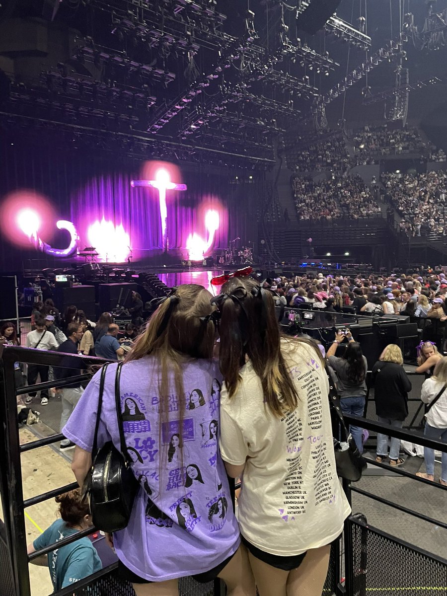 naezegler's tweet image. the party ended almost two years ago but we’re still here 😔🩷 @LiviesHQ @gracielune #takeusback #gutsforever