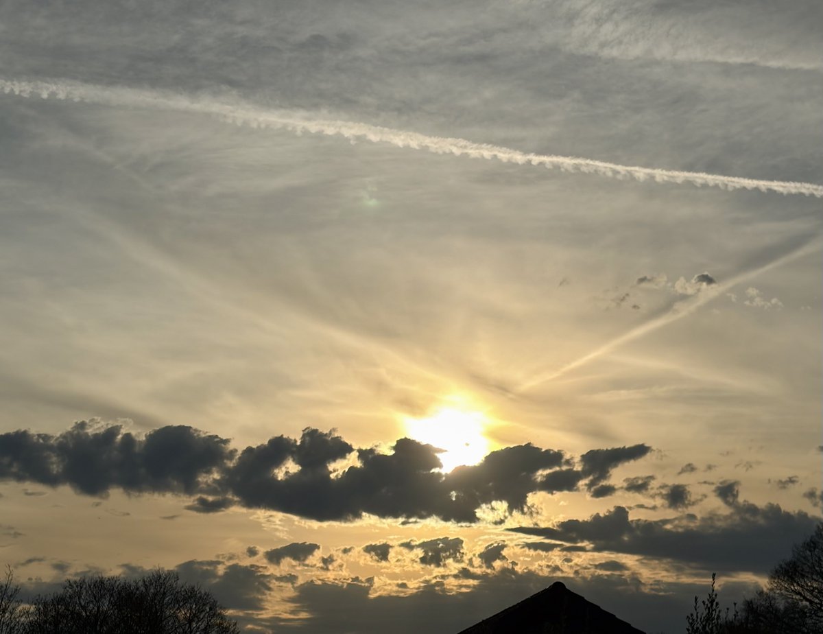 liam_lovell's tweet image. Ever changing skies this afternoon after the clear and sunny first half of the day in Carlisle. Warmest day of the year with a high of 21.5°c 🌤️ 
#clouds #loveukweather