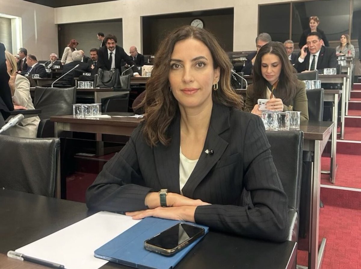 Sol Yumruk tweet media