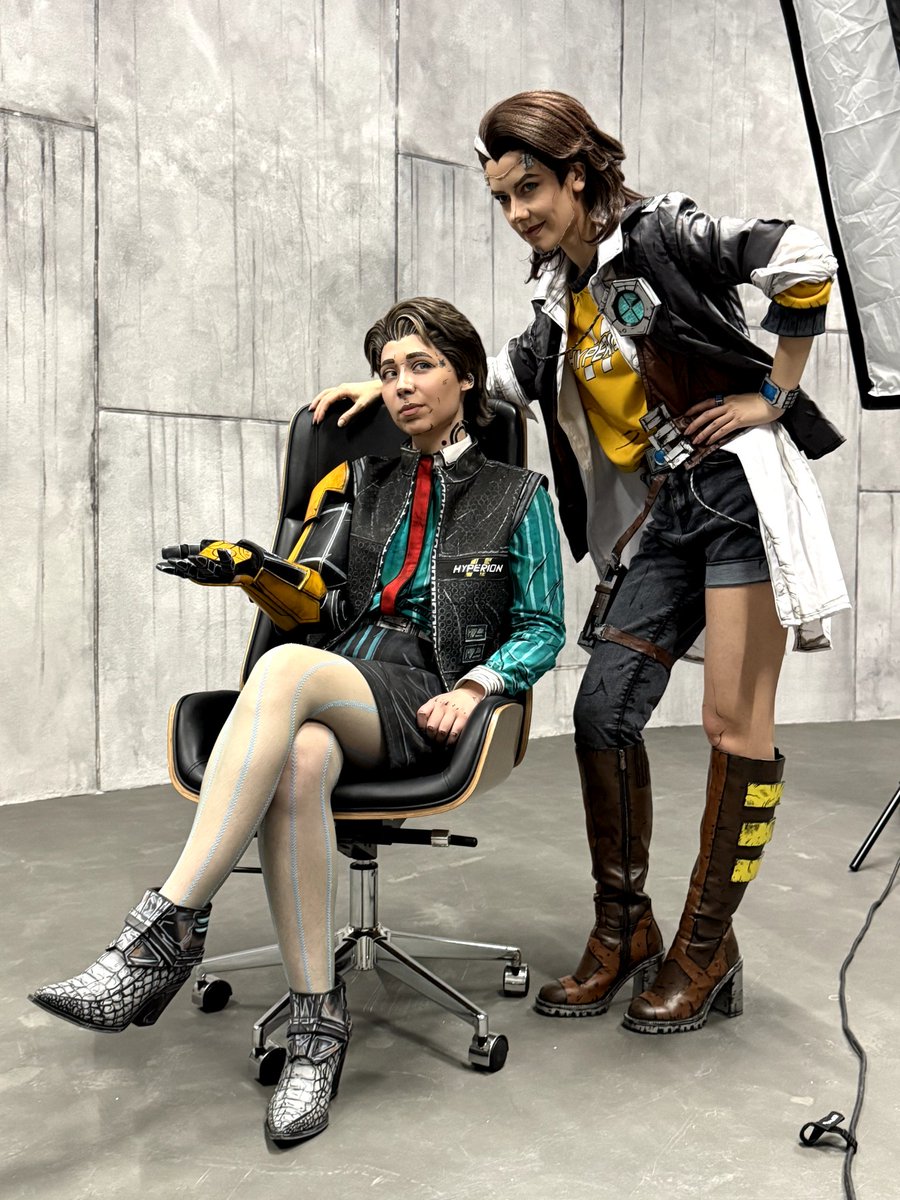 GreenT_'s tweet photo. Some backstage photos from our fem!Rhack photoshoot with @Nita_cosplay  👀
Pt. 1

#borderlands #talesfromtheborderlands #handsomejack #rhys #rhack #cospay #tftb https://t.co/xHpbGIuMpv