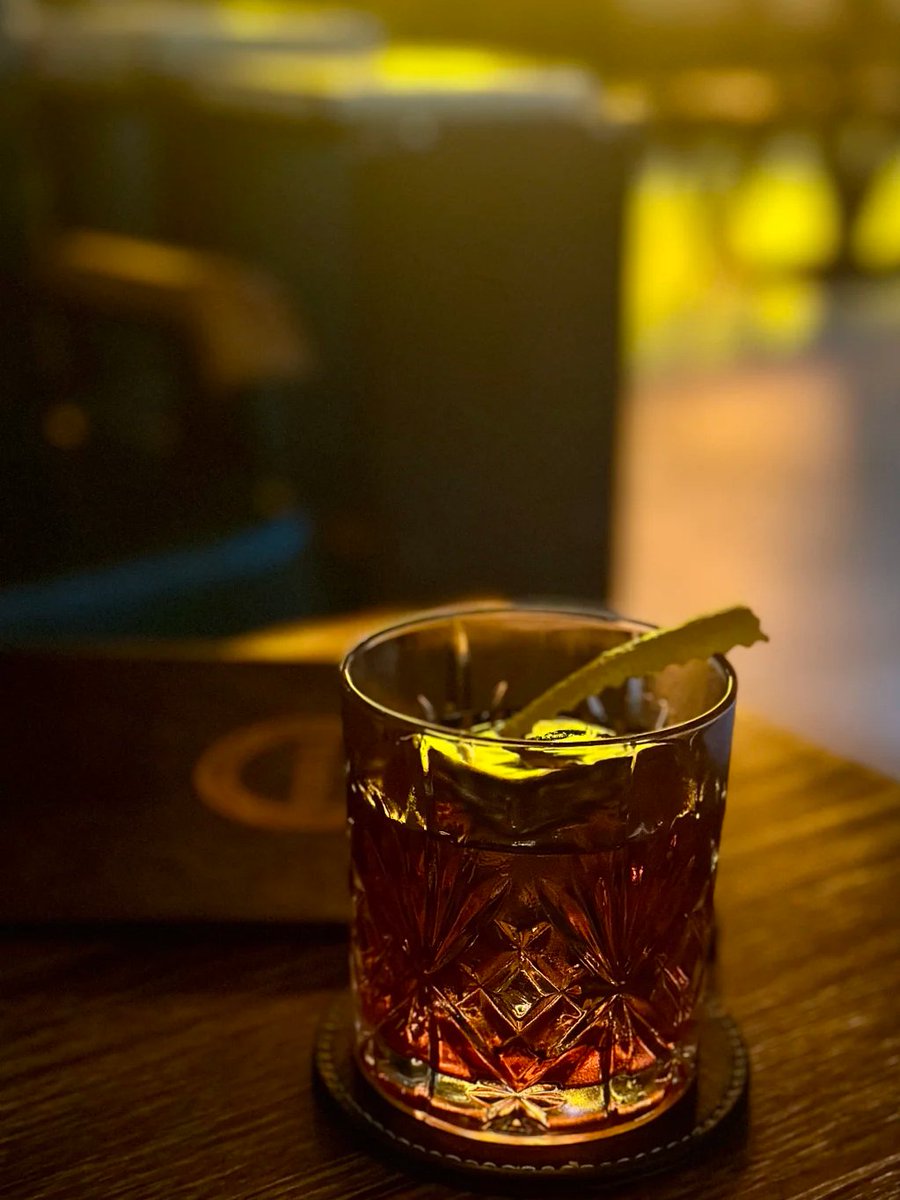 Samueemolo's tweet photo. このような雰囲気の中でお酒を飲むと、感情がより早く消化できるかもしれませんね https://t.co/l27rbO2v1J