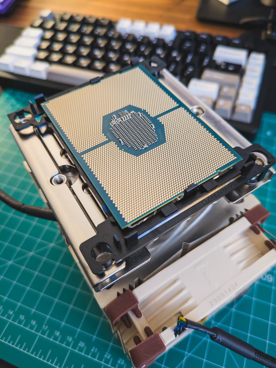 0x4ndy's tweet image. My new homelab server is getting two of these. 40 cores should do the trick for now.

#intel #xeon #homelab #selfhosted #server