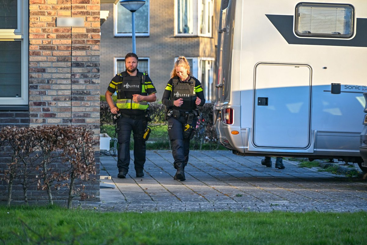 Politie in kogelwerende vesten bij melding van woningbrand Tzummarum