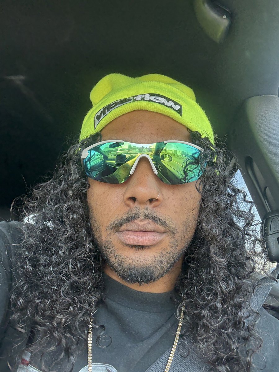 Hushdegod's tweet photo. What am I ? https://t.co/zJaArqTAR7