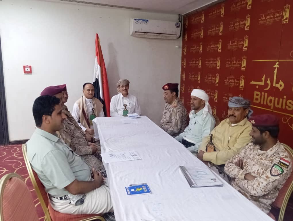 amamshq's tweet photo. نائب رئيس مجلس الشورى يلتقي وزير الدفاع ويشيد بالجاهزية القتالية للقوات المسلحة مأرب - سبأنت
التقى نائب رئيس مجلس الشورى، الدكتور عبدالله أبو الغيث، وزير الدفاع الفريق الركن  طاهر العقيلي، للاطلاع على المستجدات الميدانية والعسكرية، ومستوى الجاهزية العالية لوزارة الدفاع والمؤسسة العسكرية.

وأشاد الدكتور أبو الغيث بالجهود التي تبذلها قيادة وزارة الدفاع والمؤسسة العسكرية في هذه المرحلة الاستثنائية من تاريخ الشعب اليمني..مثمنًا الزيارات الميدانية والتفقدية التي يقوم بها وزير الدفاع للخطوط الأمامية في الجبهات، ولرئاسة الأركان وهيئاتها ودوائرها المختلفة، بالإضافة إلى كلية الطيران والدفاع الجوي والمناطق والوحدات العسكرية.

كما نوّه نائب رئيس مجلس الشورى باللفتة الإنسانية والمسؤولة لوزير الدفاع من خلال لقائه بجرحى القوات المسلحة..مؤكدًا أن رعاية هؤلاء الأبطال تمثل أولوية قصوى تقديرًا لتضحياتهم في سبيل الوطن.

وثمّن أبو الغيث الاهتمام الكبير الذي توليه القيادة السياسية، ممثلة بفخامة الرئيس الدكتور رشاد محمد العليمي، رئيس مجلس القيادة الرئاسي، القائد الأعلى للقوات المسلحة، وأعضاء المجلس، بالمؤسستين العسكرية والأمنية..معربًا في الوقت ذاته عن تقدير اليمن للدعم الأخوي المستمر الذي يقدمه الأشقاء في المملكة العربية السعودية في مختلف المجالات.

من جانبه، قدّم وزير الدفاع شرحًا مفصلًا حول الوضع الميداني والعملياتي في مختلف الجبهات.. مشيراً الى الجاهزية القتالية العالية التي يتمتع بها أبطال القوات المسلحة، واستعدادهم الكامل للتصدي لكافة الخروقات والتصعيد من قبل مليشيات الحوثي الإرهابية.   https://t.co/zVNmmIffds