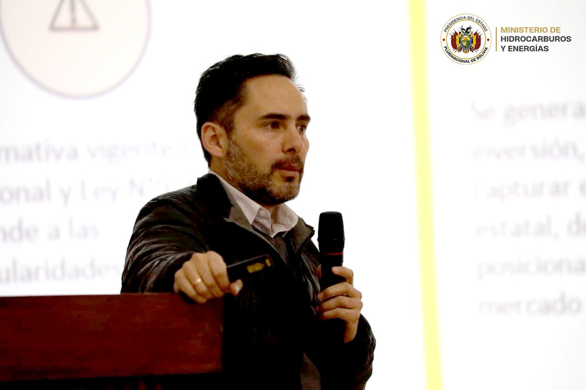 Bolivia_MHE's tweet photo. Escuchar no es un trámite, es el punto de partida. 📍 En #Uyuni, el Gobierno y los sectores sociales dialogan sobre el desarrollo regional, turismo y litio para generar oportunidades reales para todos.

¡Construimos de manera integral! 🇧🇴 #SiempreBolivia https://t.co/ChA1V03VjS