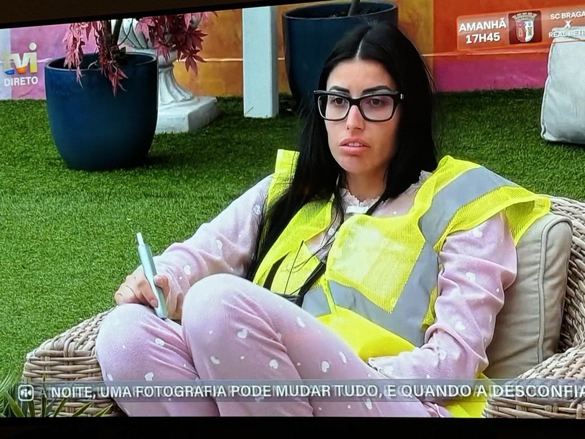 Ariana: Jessica tu dormiste com o secador?
Jéssica: Eu posso dormir com o secador mas não ando a dormir com o marido das outras 💥 💥 #sstvi