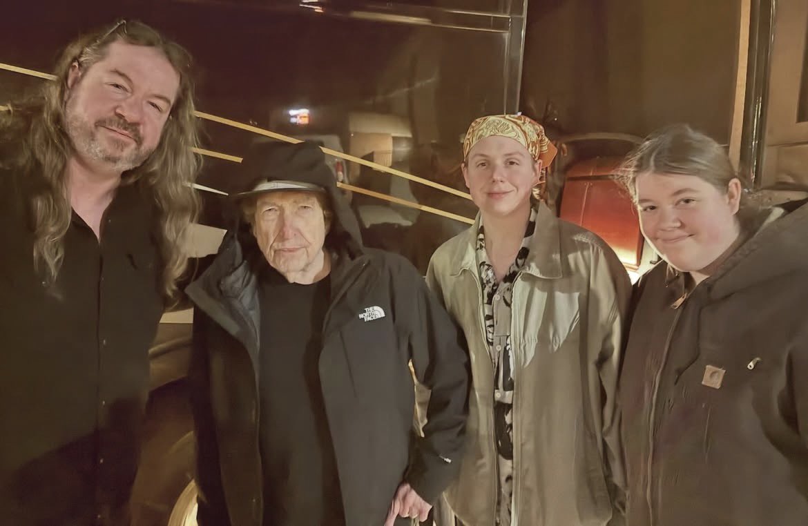 StillOnTheRoad_'s tweet image. Post via scottbakermusicofficial (Instagram)

Good Friday, April 3, 2026, post Heritage Theater, Saginaw, MI show. @bobdylan was kind enough to invite @que.mark.96 [Rudy Martínez] for a post show meeting in Saginaw. 1/3

#bobdylan