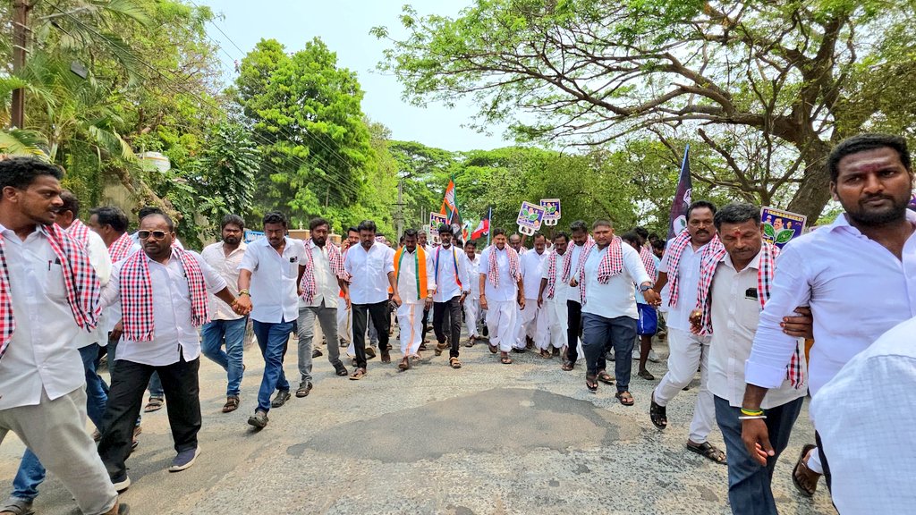 MCSampathOffl's tweet photo. மாண்புமிகு இதயதெய்வம் புரட்சித்தலைவர்,
மாண்புமிகு இதயதெய்வம் புரட்சித்தலைவி அம்மா அவர்களின் ஆசியுடன் கழகத்தின் பொதுச்செயலாளர் நாளைய தமிழகத்தின் முதல்வர் அண்ணன் எடப்பாடியார் அவர்களின் ஆசியுடன் கூட்டணிக் கட்சி நிர்வாகிகள் கழக நிர்வாகிகள்,தொண்டர்கள் மற்றும் பொது மக்களுடன் சென்று கடலூர் சட்டமன்ற தொகுதிக்கான வேட்பு  மனுவை தாக்கல் செய்தேன்.
 #MCSampath4Cuddalore #MCS4cuddalore #MCSampath 
#கடலூரைஉயர்த்துவோம்
