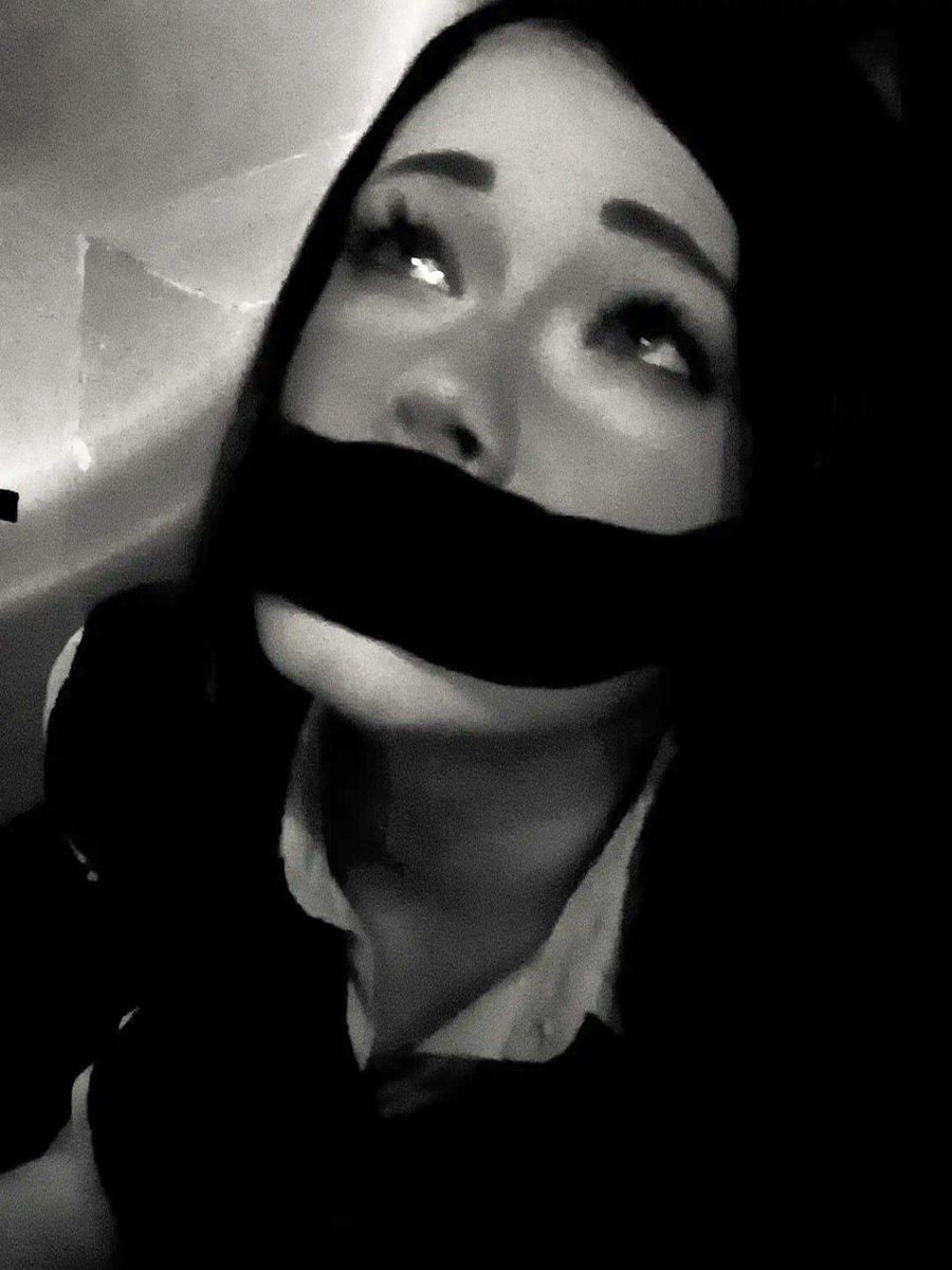 ta3laal7's tweet photo. ما يحدث بيننا
لا يُحكى
لا لأصدقاء
لا لمنصّات
لا حتى للمرآة
ليس محتوى
بل عهد
لحظات الذل
والكلمات الممنوعة
والعقوبات
والا��ترافات
هي قداسة تُحْفظ
وما يُحكى خارج جدرانه
هو "خيانة عظمى"
لا تُغفر
ولا تُنسى
ولا تُصلح
ما دخل هذا البيت
لا يخرج منه
وأنا لا أغفر للخونة .. أبدا https://t.co/sBHDYGfKOq