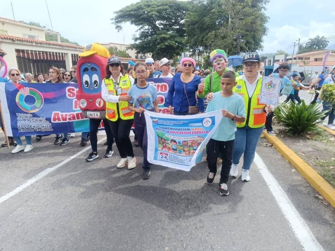 InttContigo's tweet photo. El INTT participó en la Caminata Azul como parte de la conmemoración del Día Mundial de la Concientización sobre el Autismo. "No cambies su manera de ser, comprende su manera de sentir". https://t.co/Bcy5ebucqf