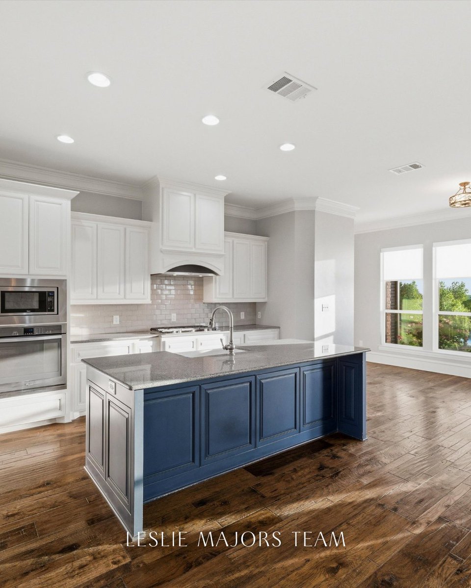 lesliemajors's tweet image. This is the kind of home that stops you for a second.

Water views in the heart of Ennis, a vaulted back porch,   and a wide-open layout with a massive upstairs flex space.

Not what you expect… and that’s the point.

📍 110 Eagle Roost Cir
#EnnisTX #DFWRealEstate