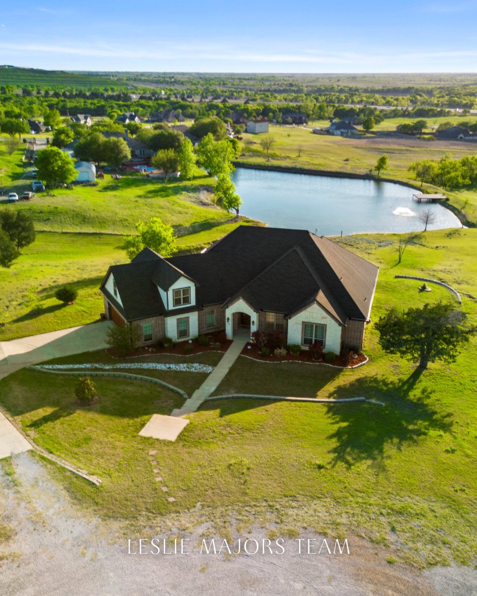 lesliemajors's tweet image. This is the kind of home that stops you for a second.

Water views in the heart of Ennis, a vaulted back porch,   and a wide-open layout with a massive upstairs flex space.

Not what you expect… and that’s the point.

📍 110 Eagle Roost Cir
#EnnisTX #DFWRealEstate