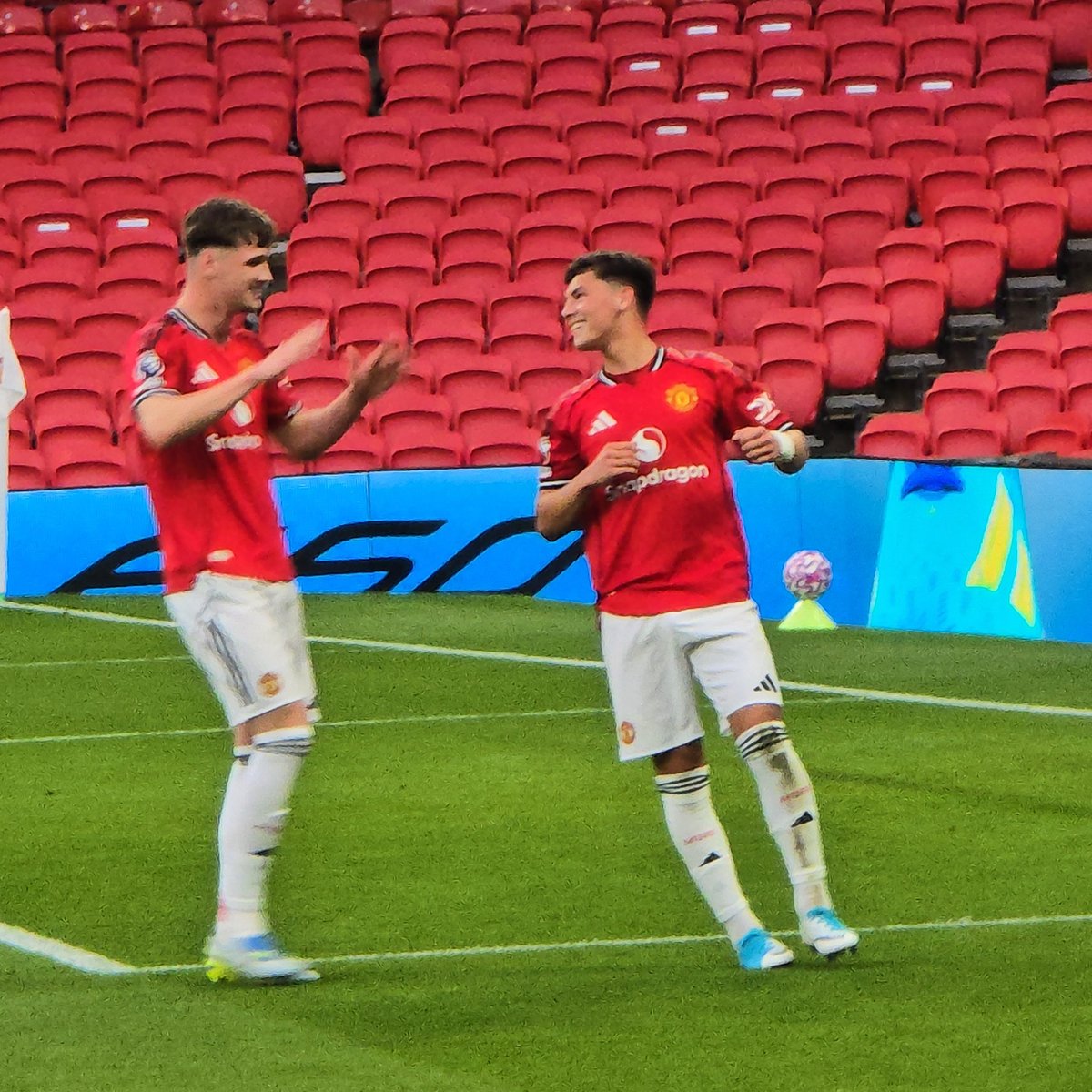 bennymufc's tweet photo. Manchester United 2-1 Real Madrid at HT: Jack Moorhouse & Shea Lacey with United's goals #MUAcademy #MUFC #PLIC #OldTrafford #ManchesterUnited #ManUtd 🇾🇪🇾🇪🇾🇪 https://t.co/KUKAhDEku2