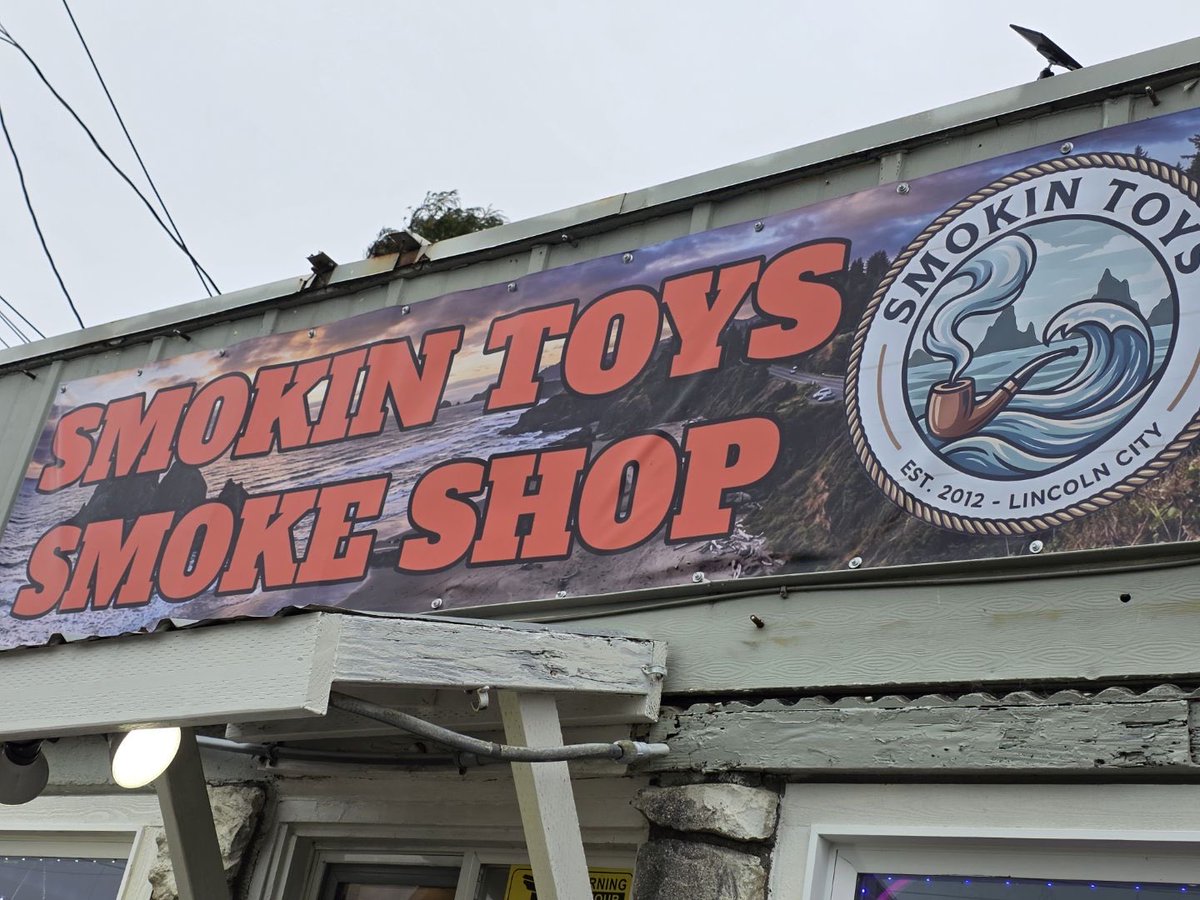 SmokinToys's tweet photo. Ever forget your pipe on a trip to the beach? We got #localmade #oregonglass pipes that are great for travel!
#smokeshop #vapeshop #localbusiness #customglass #oregoncoast https://t.co/9Y1gT5cIVj