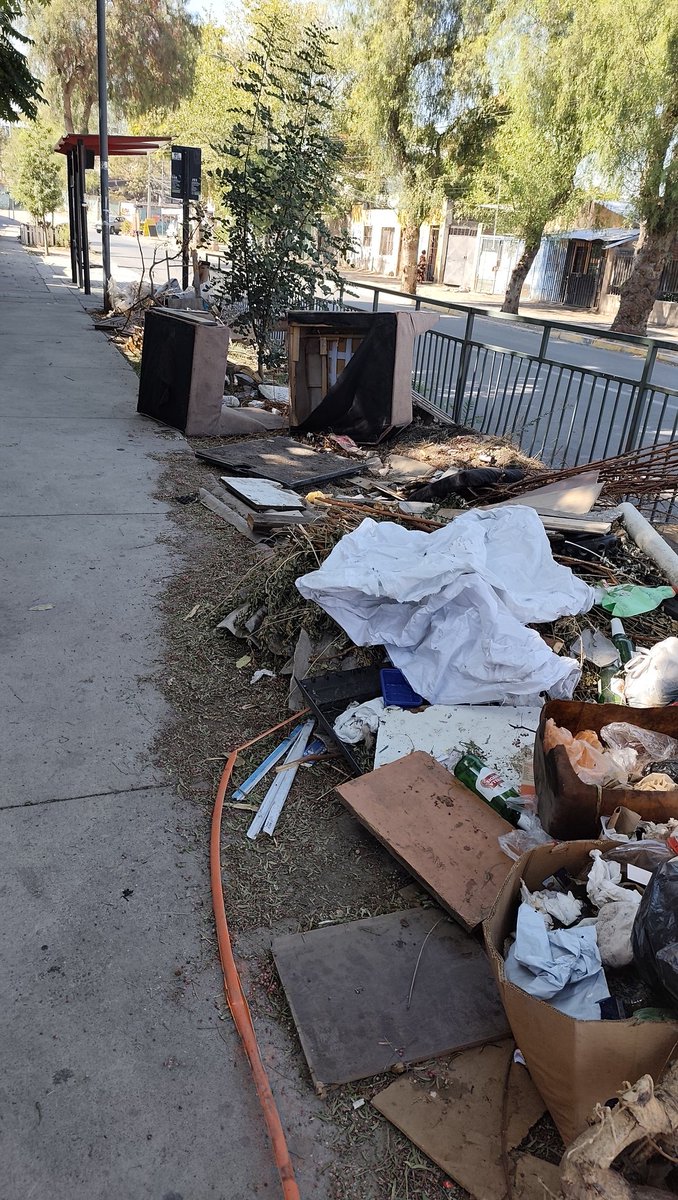 Stephie_Gryffin's tweet photo. @CerroNaviaCL Mapocho esquina Ambrosio O'Higgins lleno de basura y Cachureos, hay muy mal olor. https://t.co/CLqOa5U6FI
