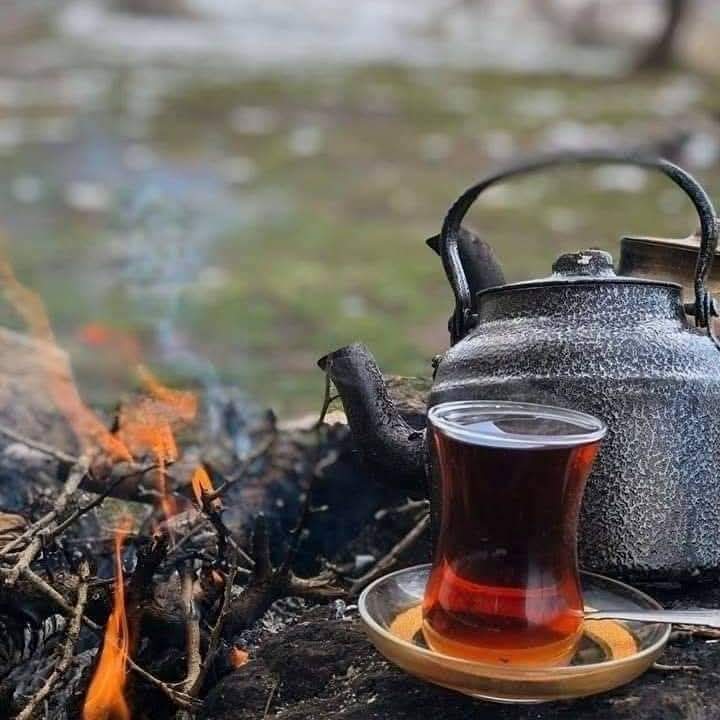 Yaş geçtikçe dingin bir kabulleniş başlıyor. Gelene de gidene de "Olur öyle." deyip çay içiyorsun..